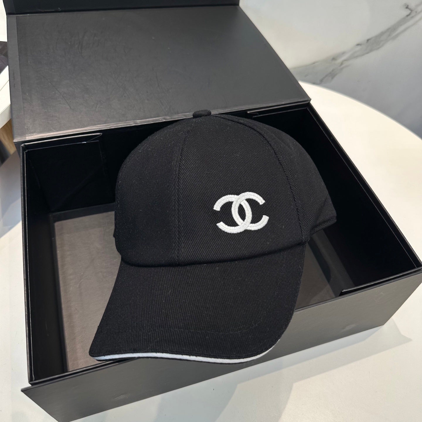 Casquette Chanel Noir & Blanc – Logo CC Brodé Premium