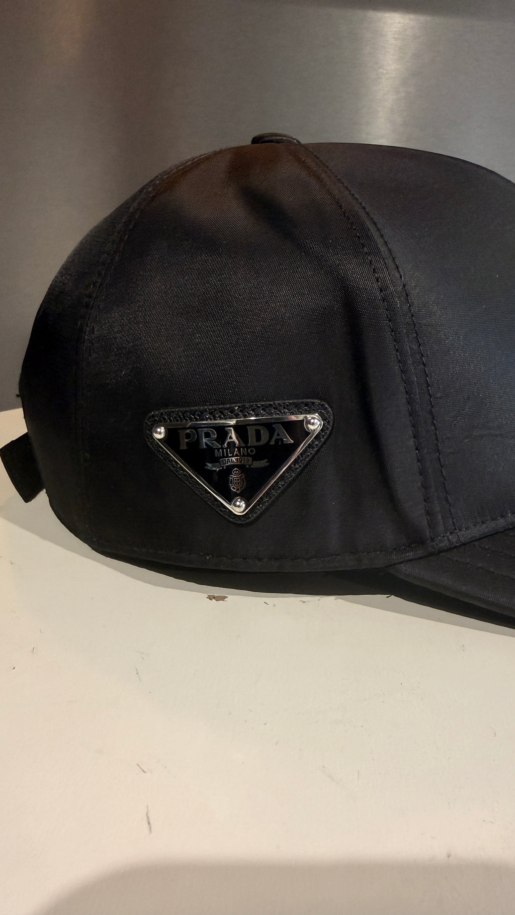 Casquette Prada Milano Noir – Plaque Triangle Iconique