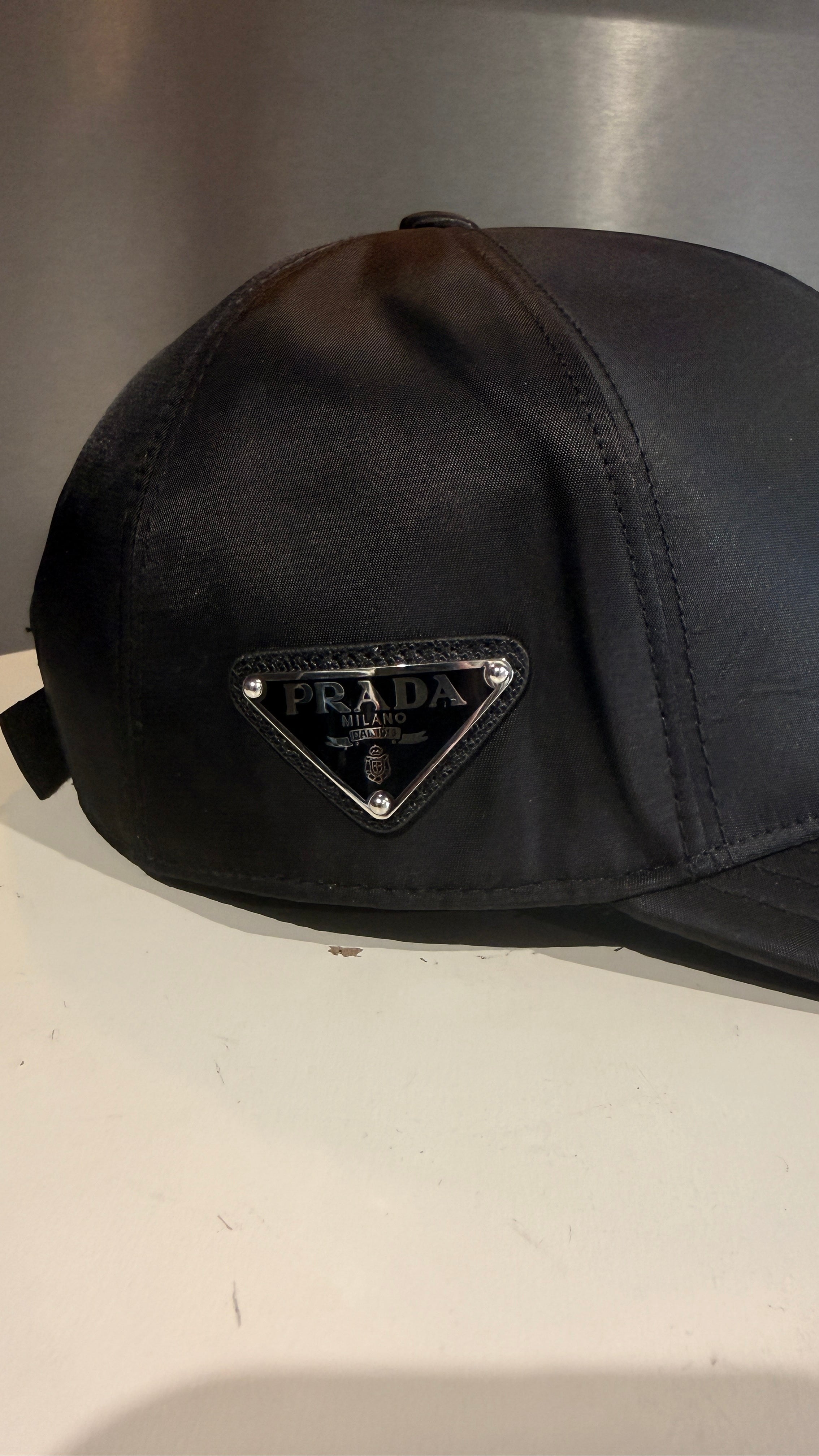 Casquette Prada Milano Noir – Plaque Triangle Iconique