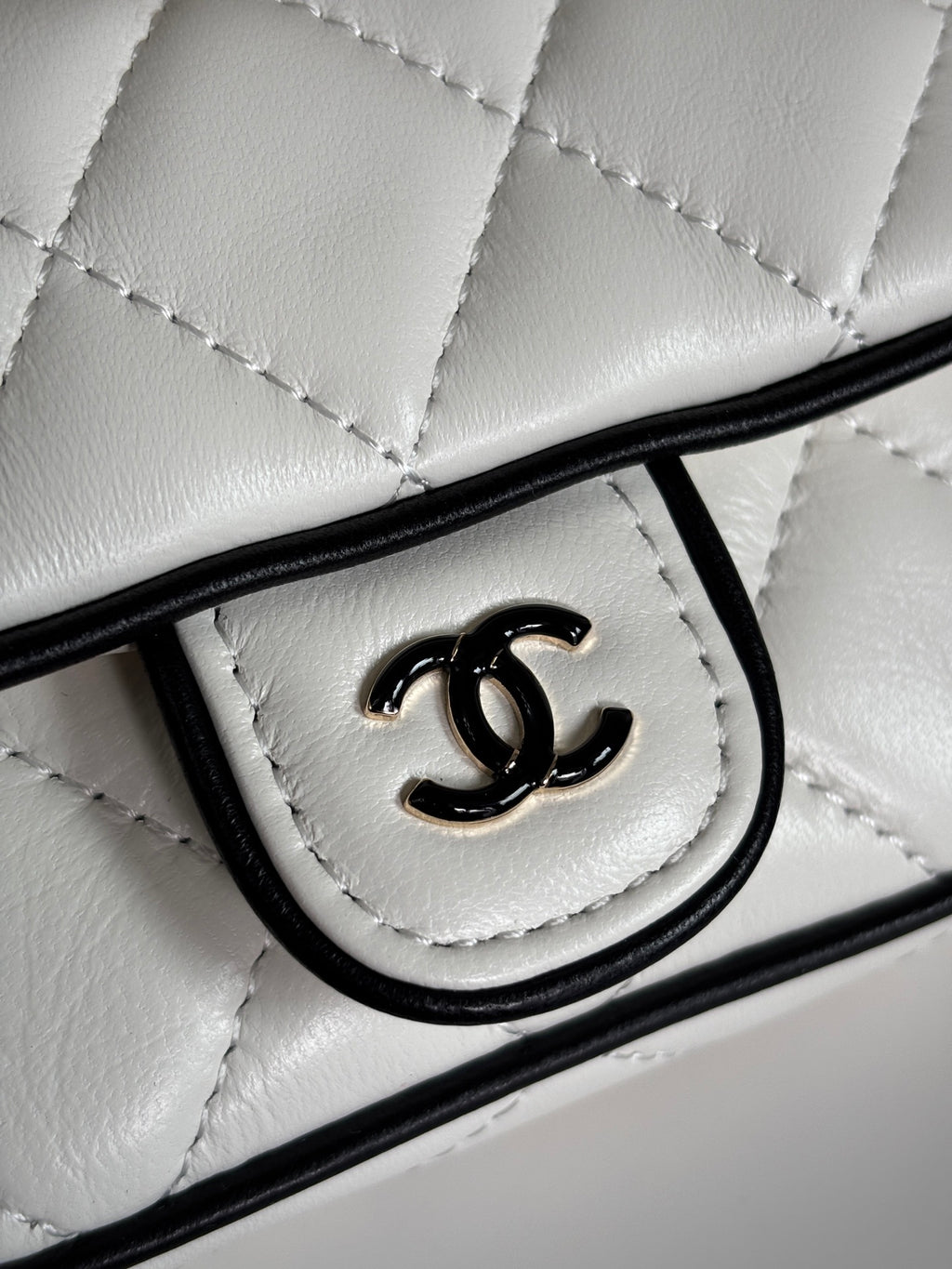 Mini Sac Chanel Matelassé Chaîne Gold – Noir & Blanc
