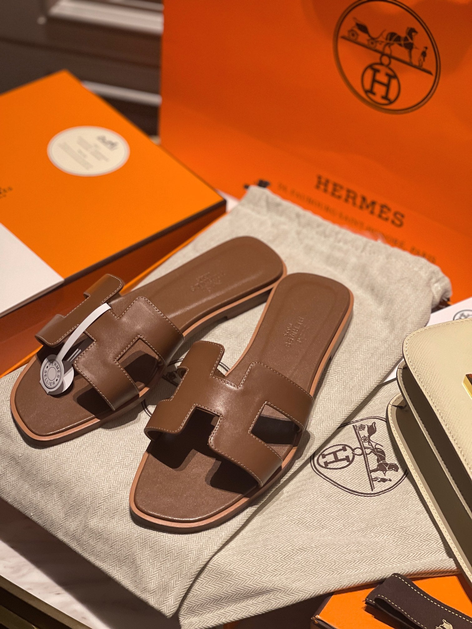 Claquettes Hermès Oran – Élégance & confort premium