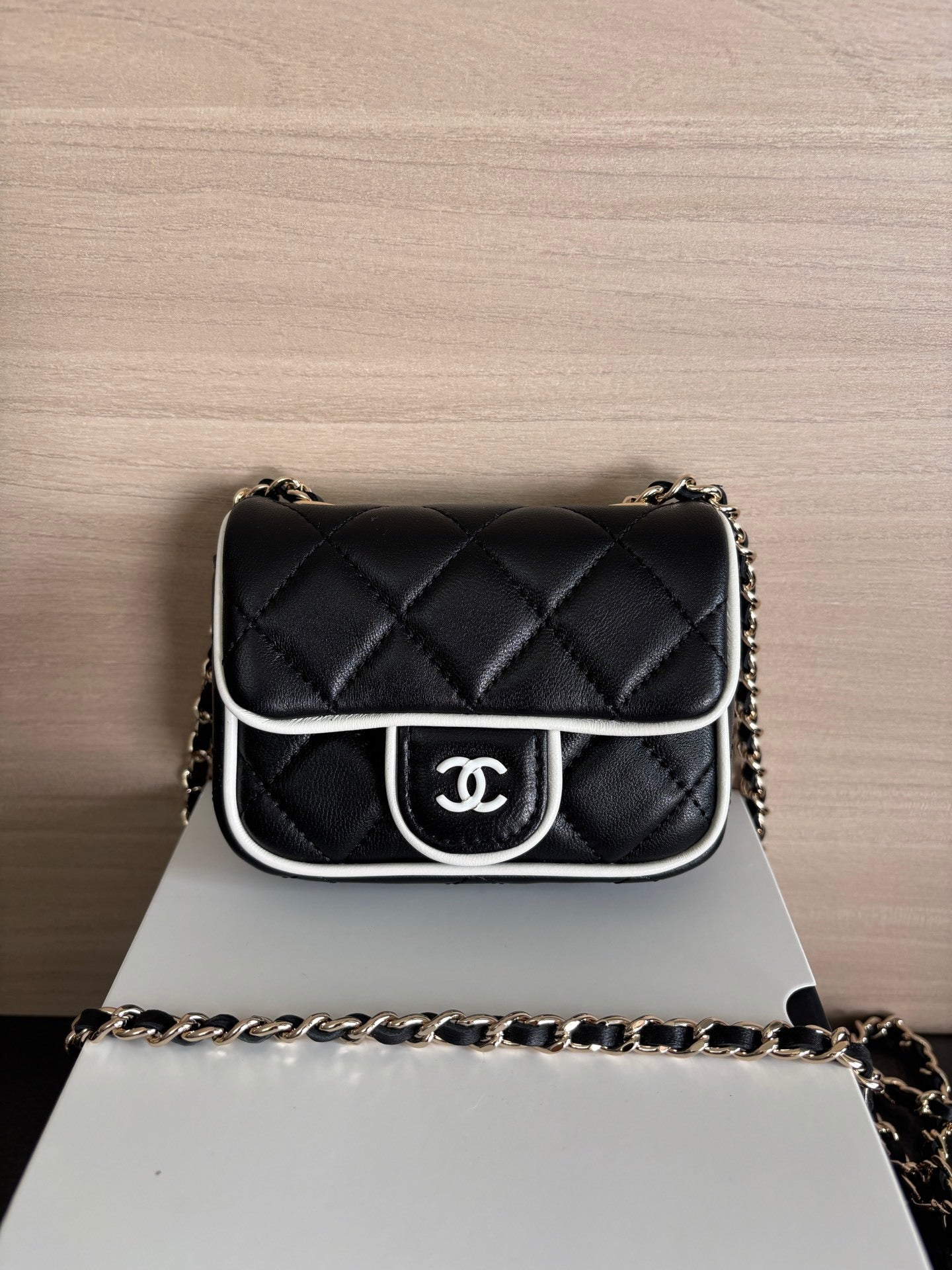 Mini Sac Chanel Matelassé Chaîne Gold – Noir & Blanc
