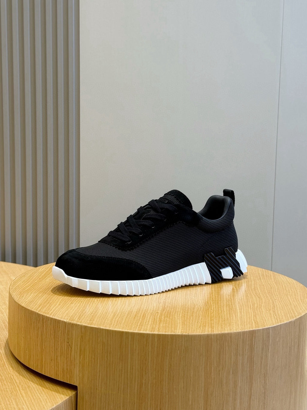 Sneakers Hermès Noires & Blanches – Élégance Street Luxe