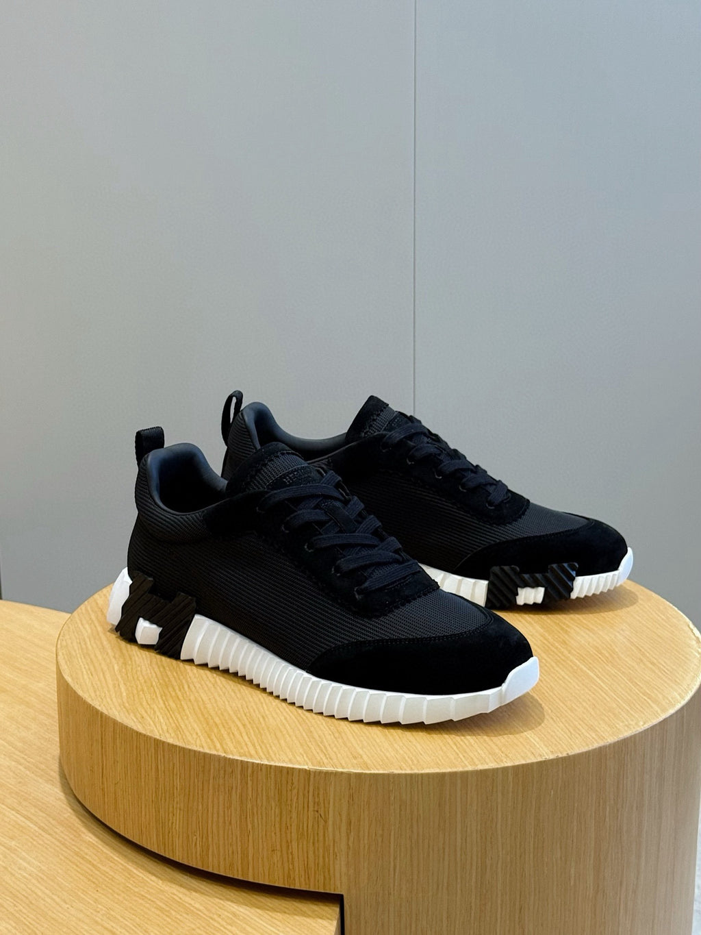 Sneakers Hermès Noires & Blanches – Élégance Street Luxe