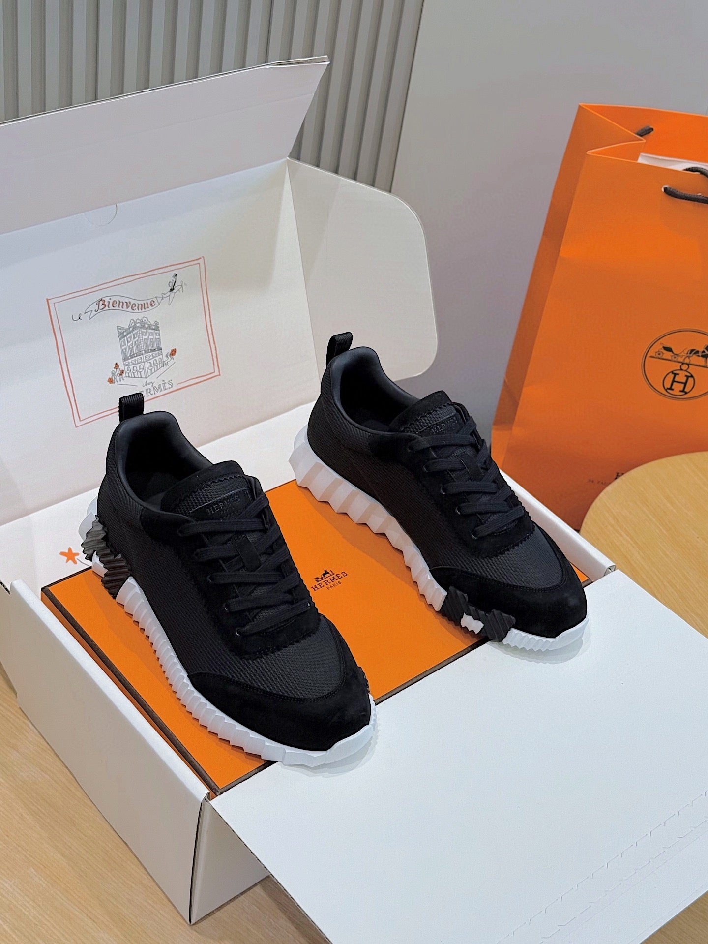 Sneakers Hermès Noires & Blanches – Élégance Street Luxe