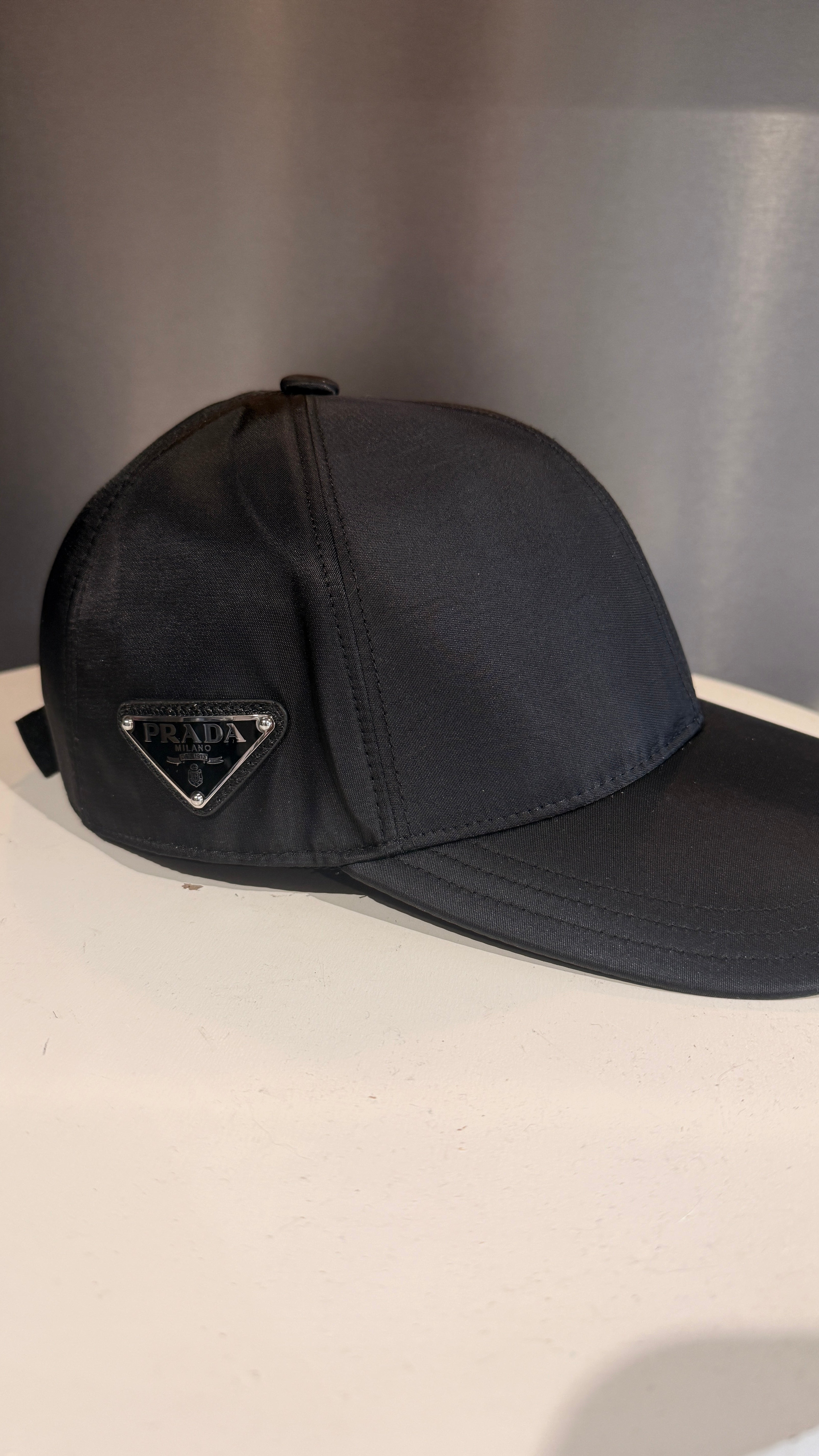 Casquette Prada Milano Noir – Plaque Triangle Iconique