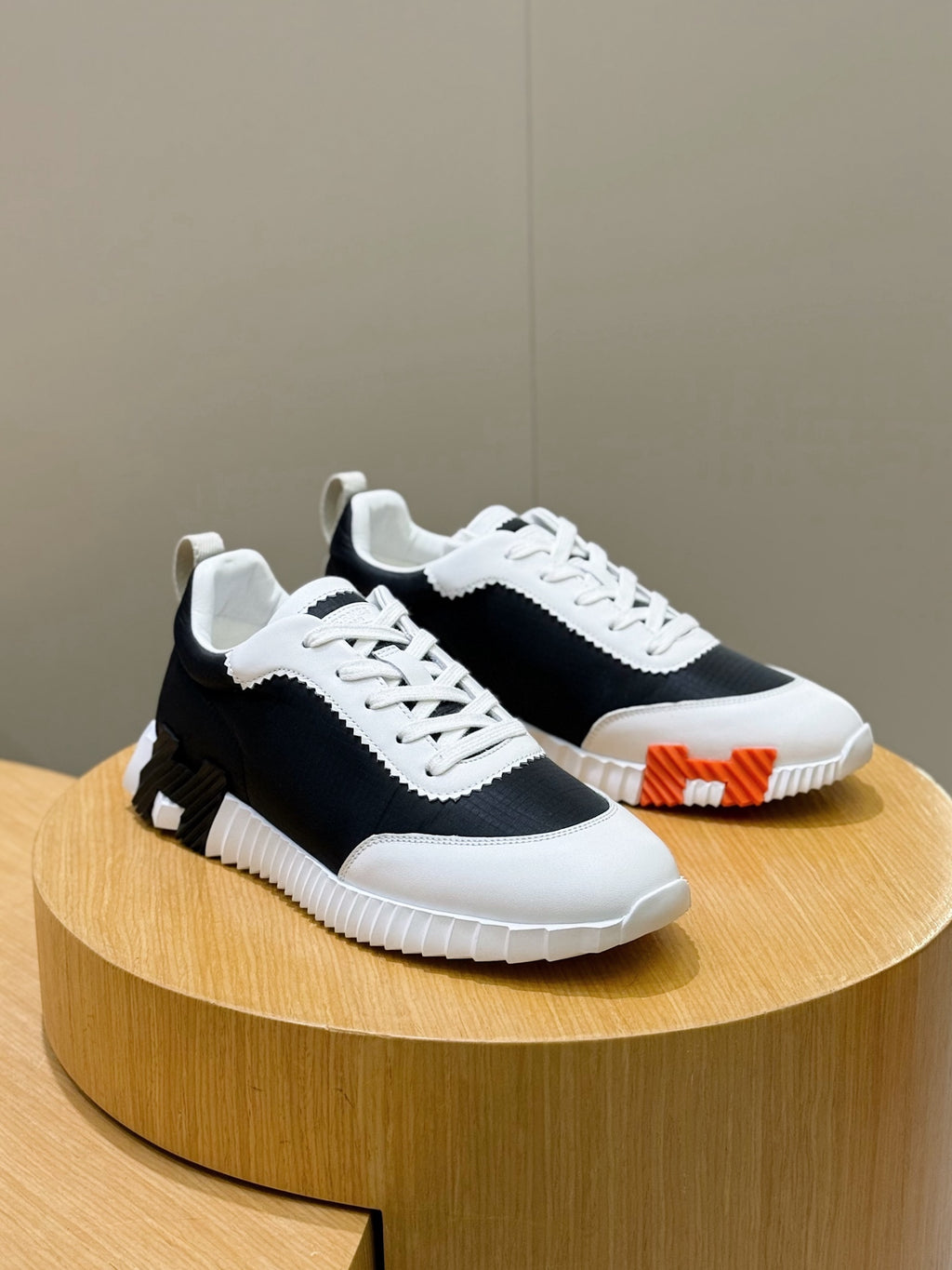 Sneakers Hermès Premium Noir & Blanc – Style Luxe Casual
