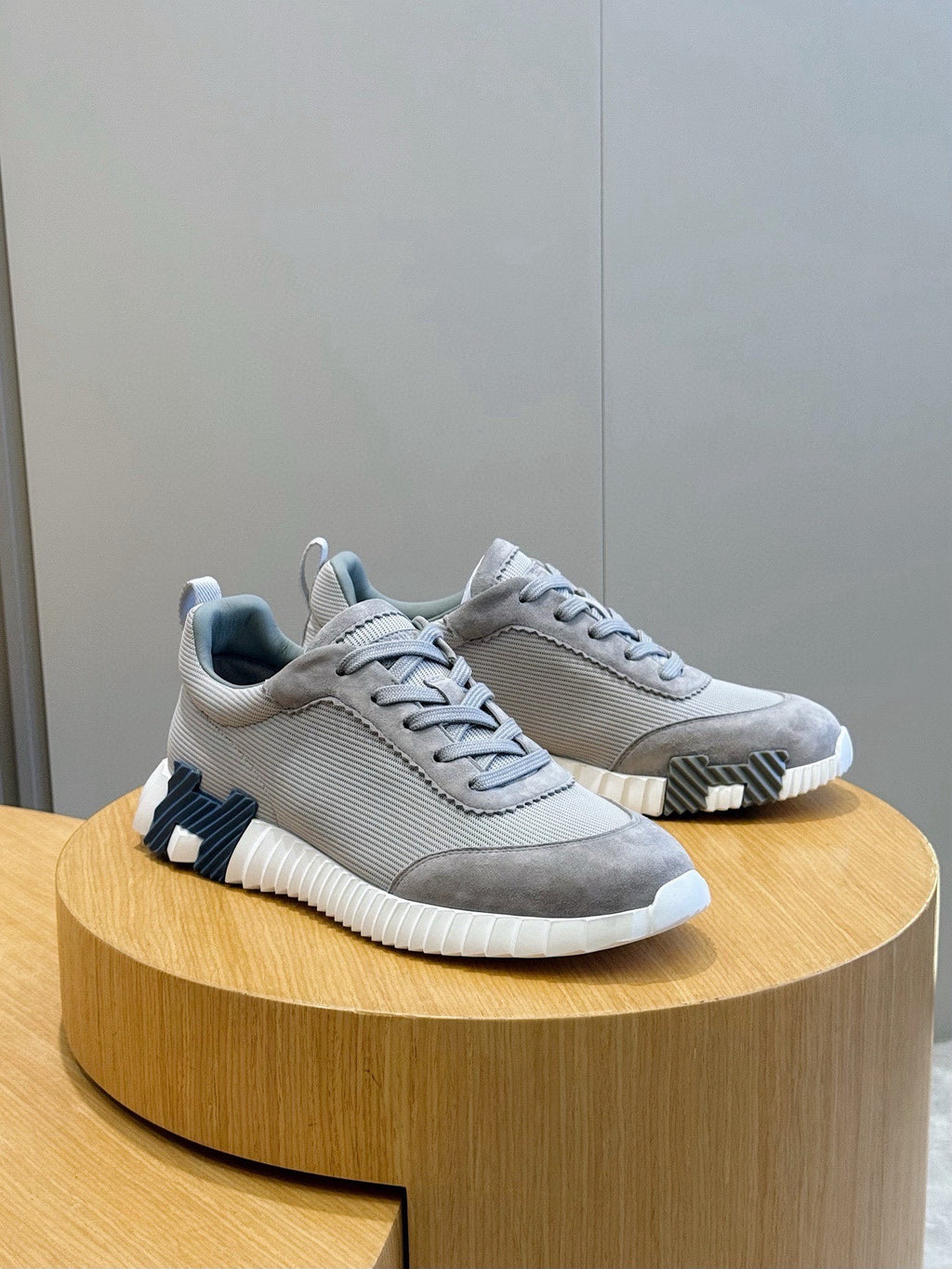 Sneakers Hermès Premium Gris Clair – Luxe & Confort