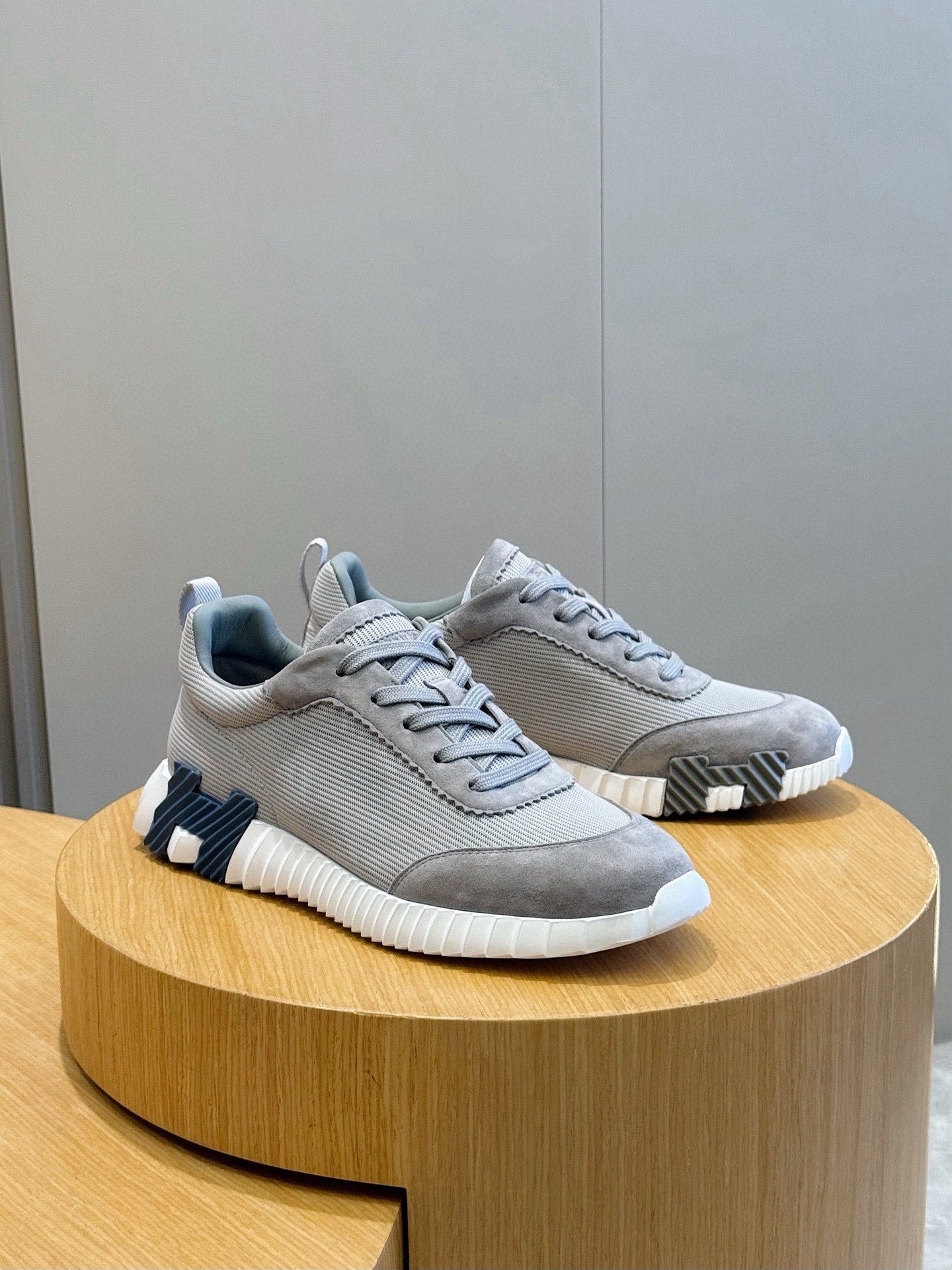Sneakers Hermès Premium Gris Clair – Luxe & Confort