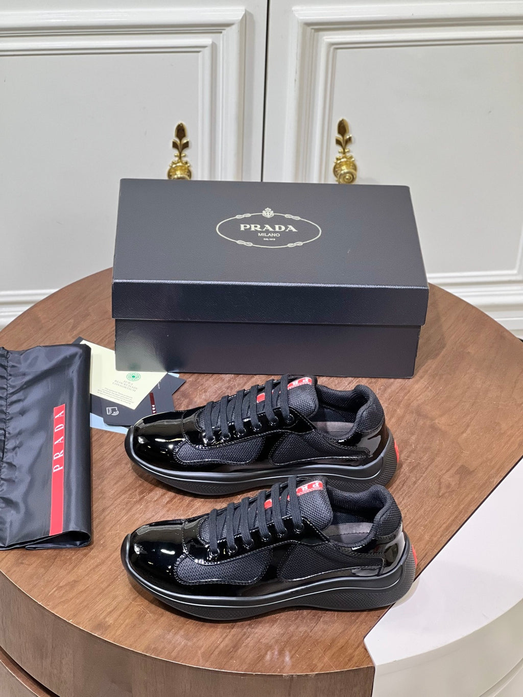 Prada Sneakers Noires Vernies – Modèle Luxe